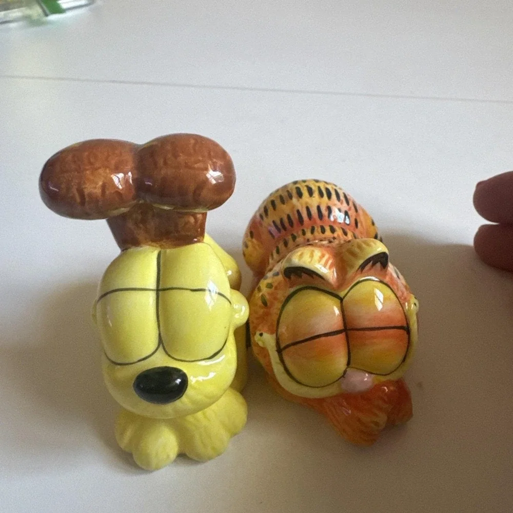 Vintage Garfield & Odie Best Pals Salt & Pepper Shakers Ceramic Magnets RARE